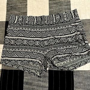 Style me black and white 2x fabric shorts